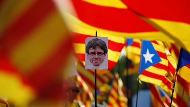 Un retrato del expresidente catalán Puigdemont en una protesta en Estrasburgo, en 2019.