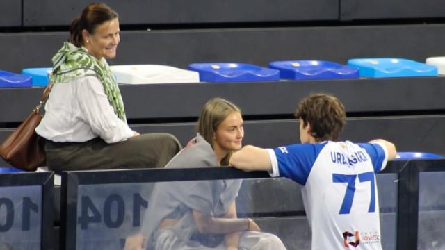 De izquierda a derecha: la madre de Johanna Zott, Johanna Zott y Pablo Urdangarin.
