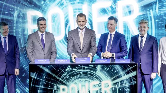 El rey Felipe VI sostiene una celda de batería de PowerCo en la inauguración de las obras en Sagunto. EE