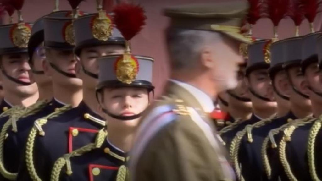 Felipe VI pasa revista por delante de Leonor