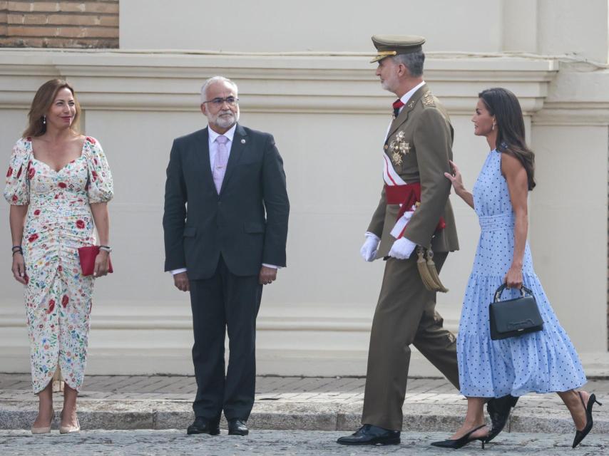 Letizia, con tacones de Massimo Dutti y bolso de Carolina Herrera.