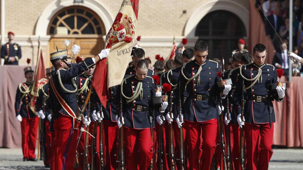 La princesa de Asturias, Leonor de Borbón, desfila bajo la bandera después de jurar la misma con el resto de los cadetes de su curso en una ceremonia oficial celebrada en la Academia Militar de Zaragoza este sábado.