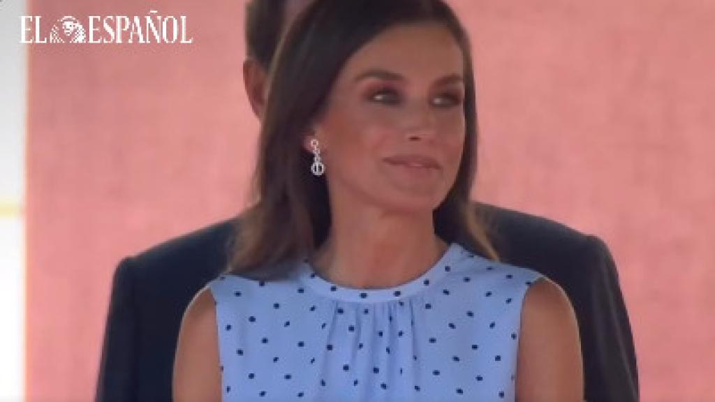 Letizia emocionada viendo a Leonor besar la bandera.