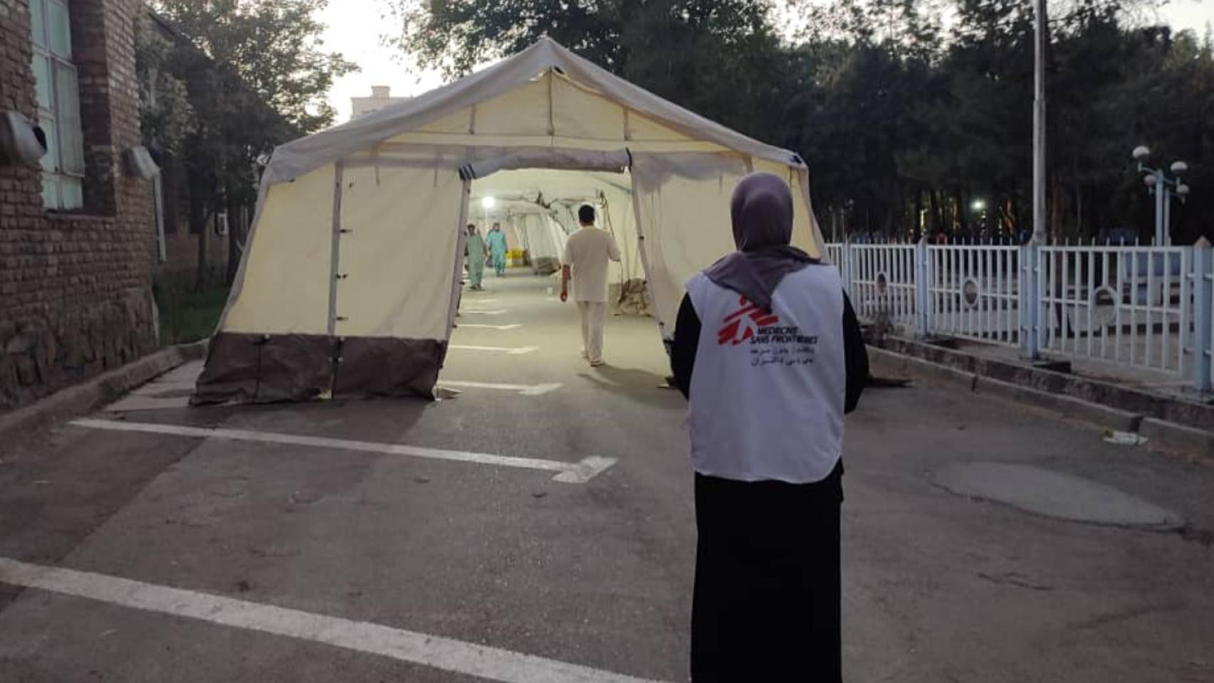 Médicos Sin Fronteras instala cinco tiendas médicas en el Hospital Regional de Herat.
