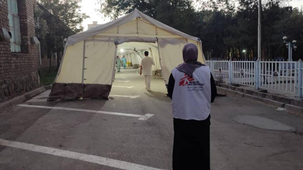 Médicos Sin Fronteras instala cinco tiendas médicas en el Hospital Regional de Herat.