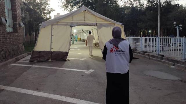 Médicos Sin Fronteras instala cinco tiendas médicas en el Hospital Regional de Herat.