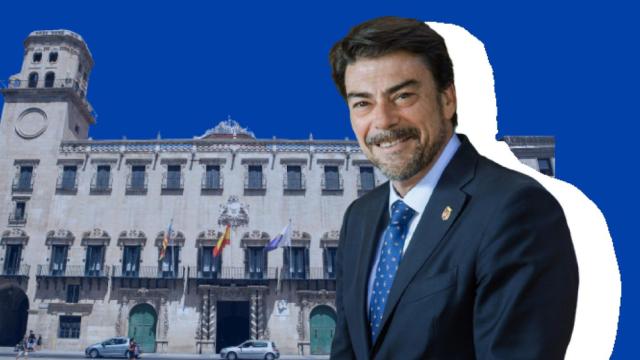 El alcalde de Alicante, Luis Barcala (PP), sobre la fachada del Ayuntamiento.