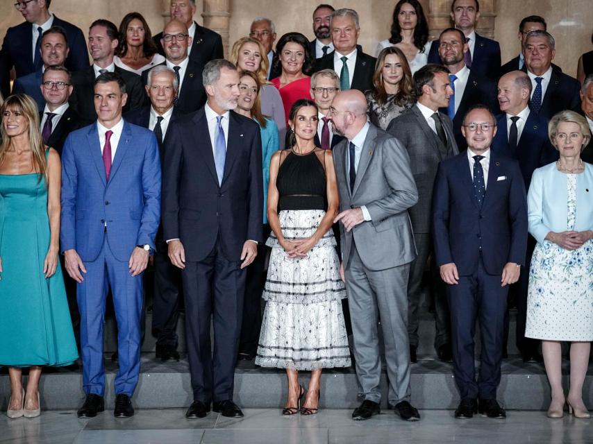 Pedro Sánchez y Begoña Gómez junto a los Reyes y representantes europeos en Granada.
