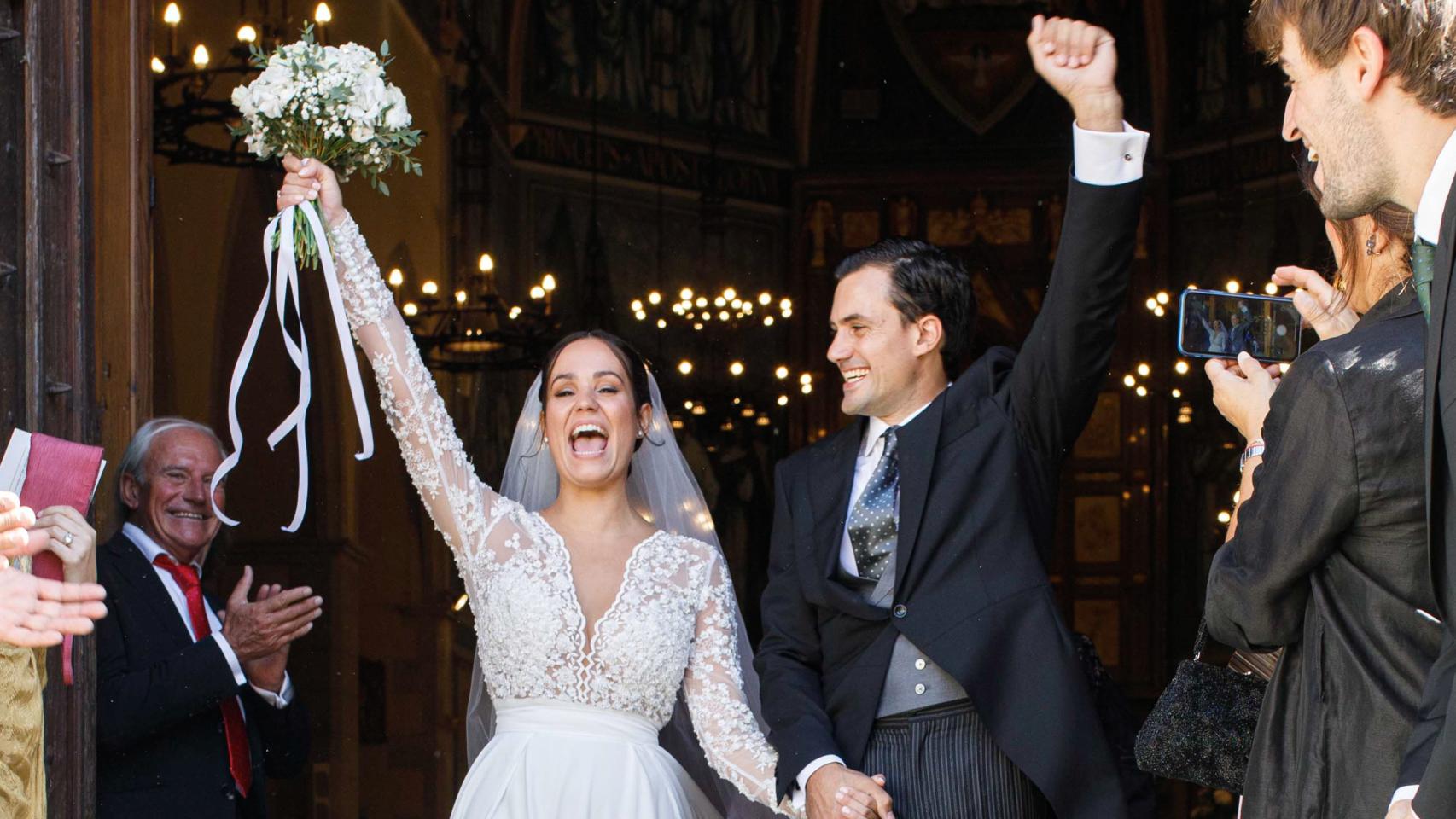 Carolina Monje y Álex Lopera tras darse el 'sí, quiero'.