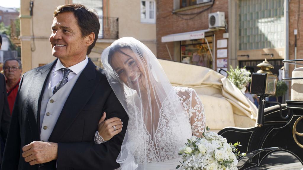 Carolina Monje ha llegado a la iglesia junto a su padre y completamente velada.