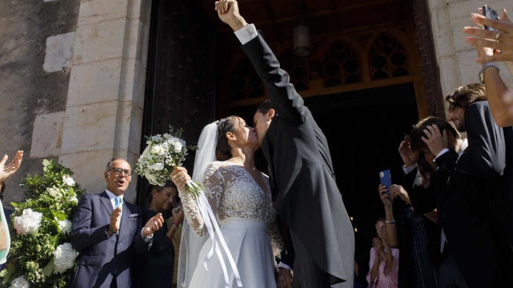 El romántico beso de los recién casados tras darse el 'sí, quiero'.