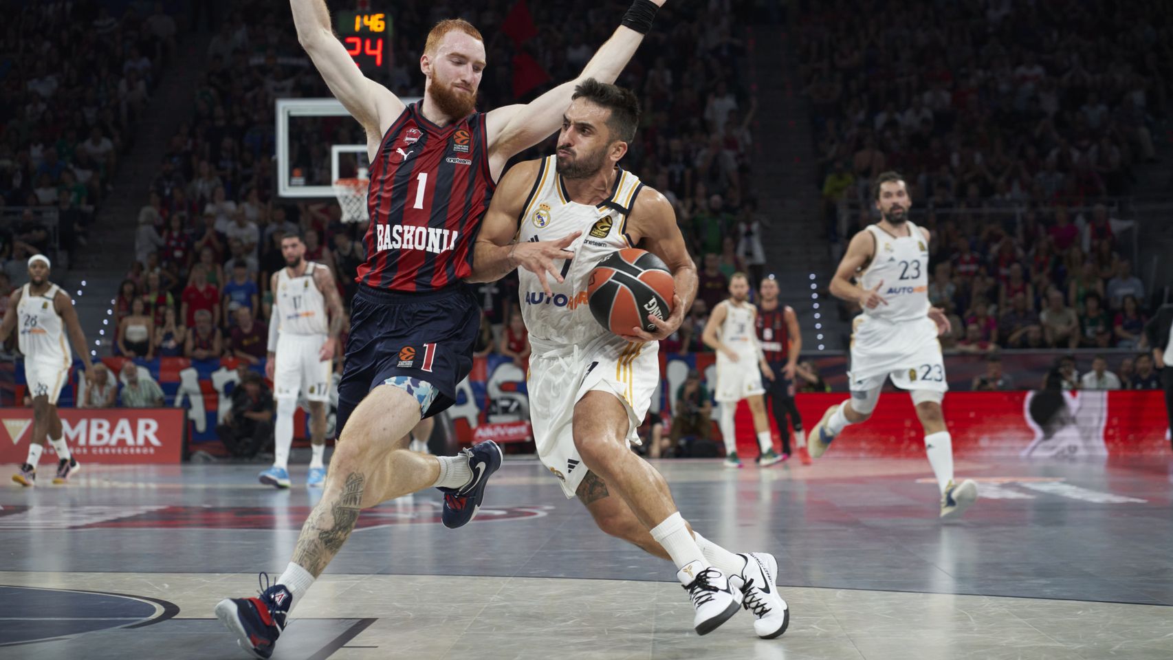 Campazzo trata de encestar ante Mannion