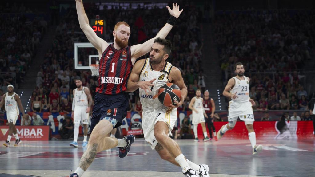Campazzo trata de encestar ante Mannion