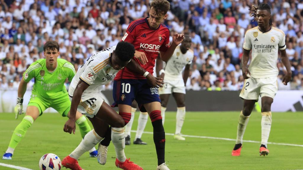 Tchouameni protege el balón ante Aimar Oroz