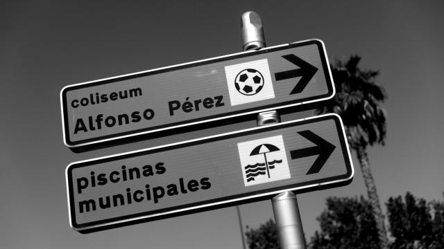 Un cartel en Getafe indica la dirección hacia el antiguo Coliseum Alfonso Pérez.