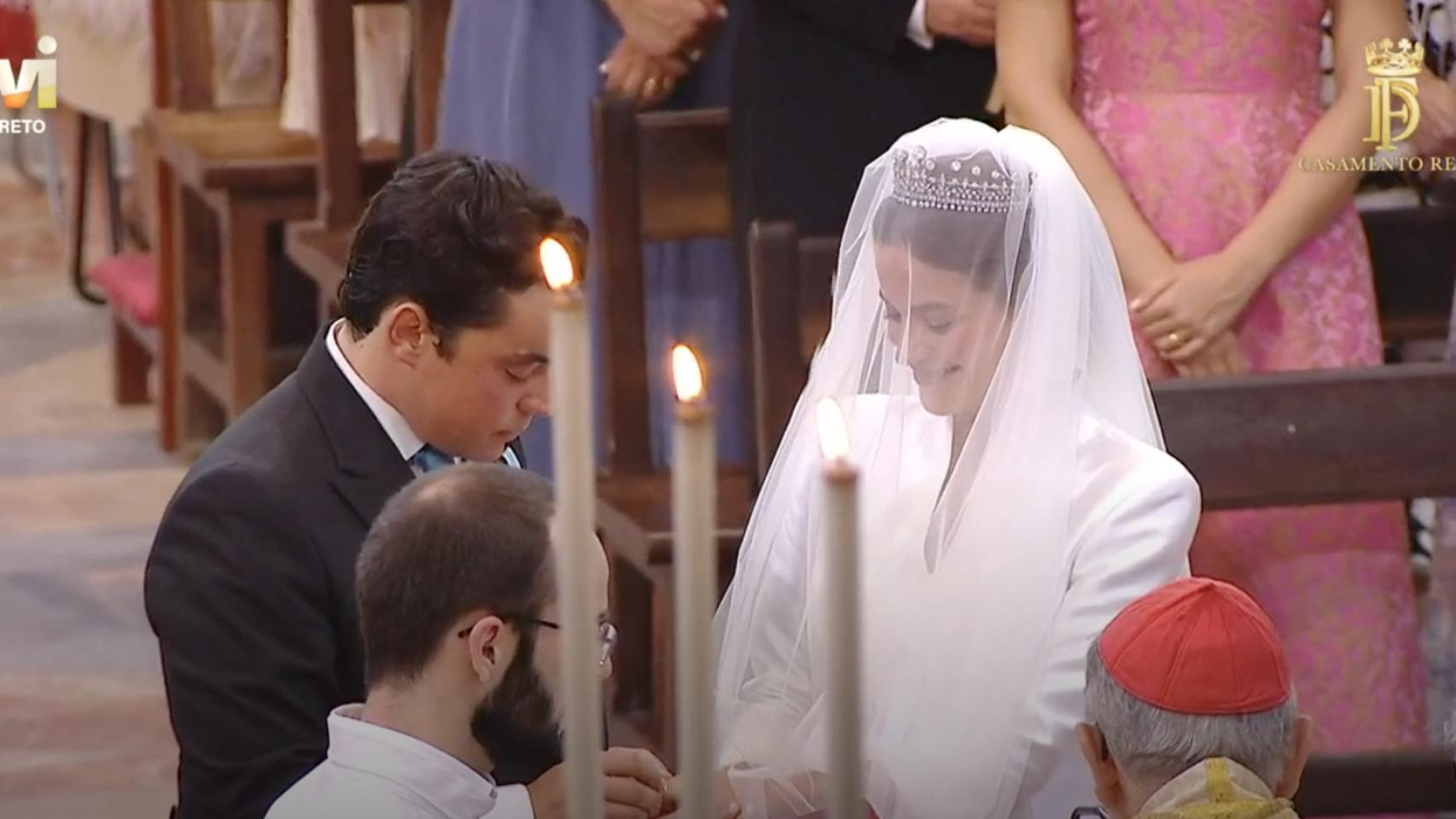 Los novios se intercambian los anillos.