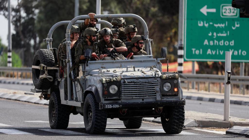 El ejército israelí avanza por una carretera en el sur de Israel