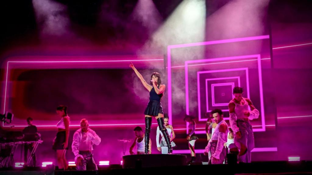 Aitana animando al público.