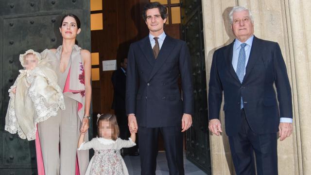 Los duques de Huéscar junto a sus hijas y el duque de Alba.
