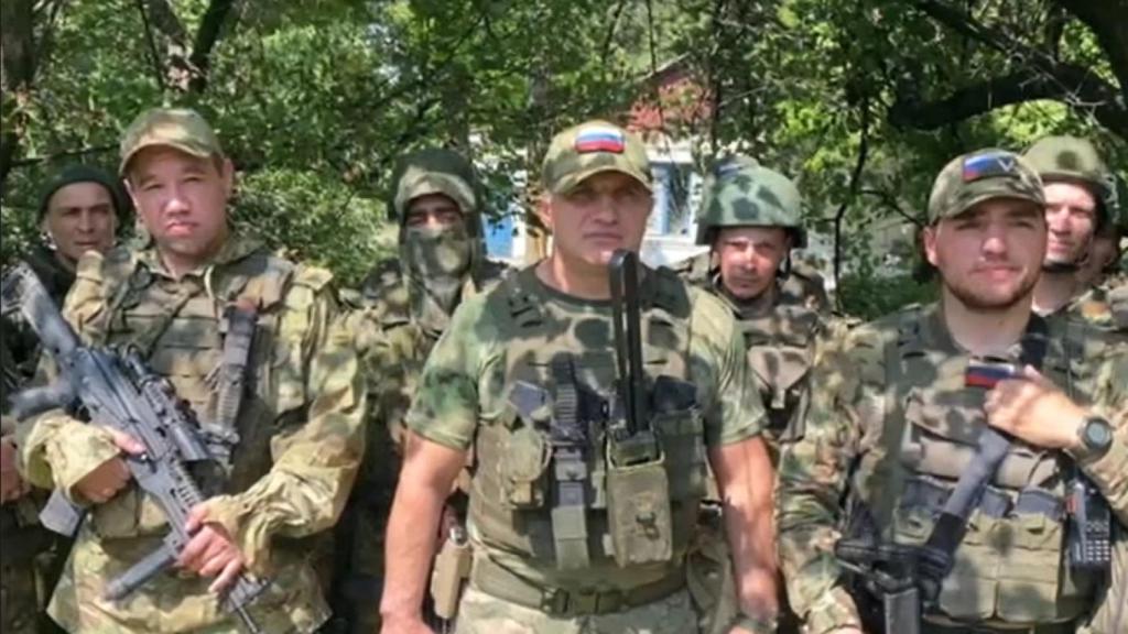 En el centro de la imagen, Alietdin Makhmudov, el criminal convicto que está al frente de los shturmovik de Storm-Z. En su día, fue condenado a 17 años y medio de prisión.