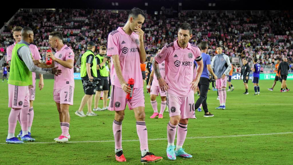 Lionel Messi, junto a Sergio Busquets al finalizar el partido.
