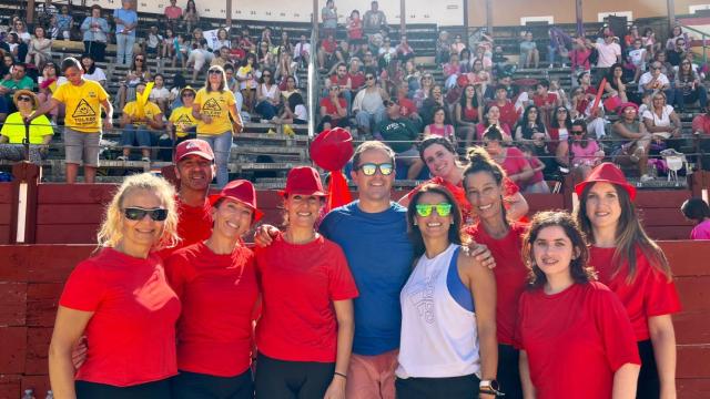 Carlos Velázquez, en el centro, junto a los componentes del equipo rojo.