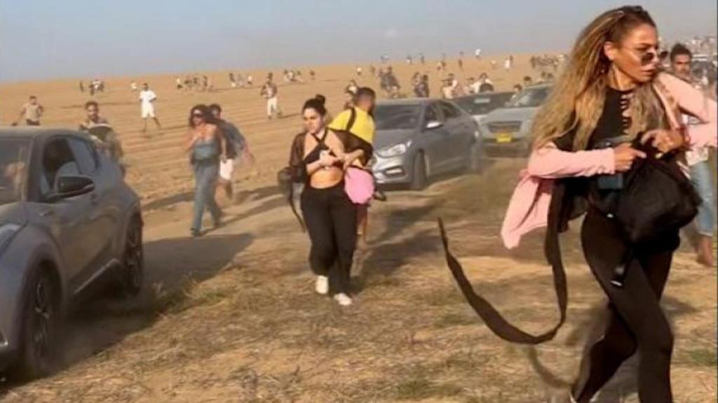 Asistentes al festival huyendo de los terroristas.
