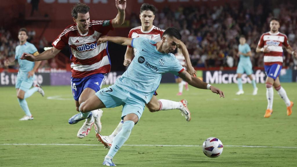 Ferran Torres disputa un balón