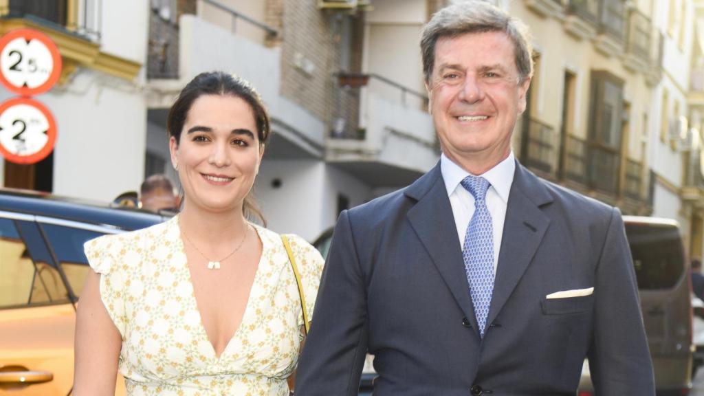 Cayetano Martínez de Irujo y Bárbara Mirjan en el bautizo de la hija de los duques de Huéscar.