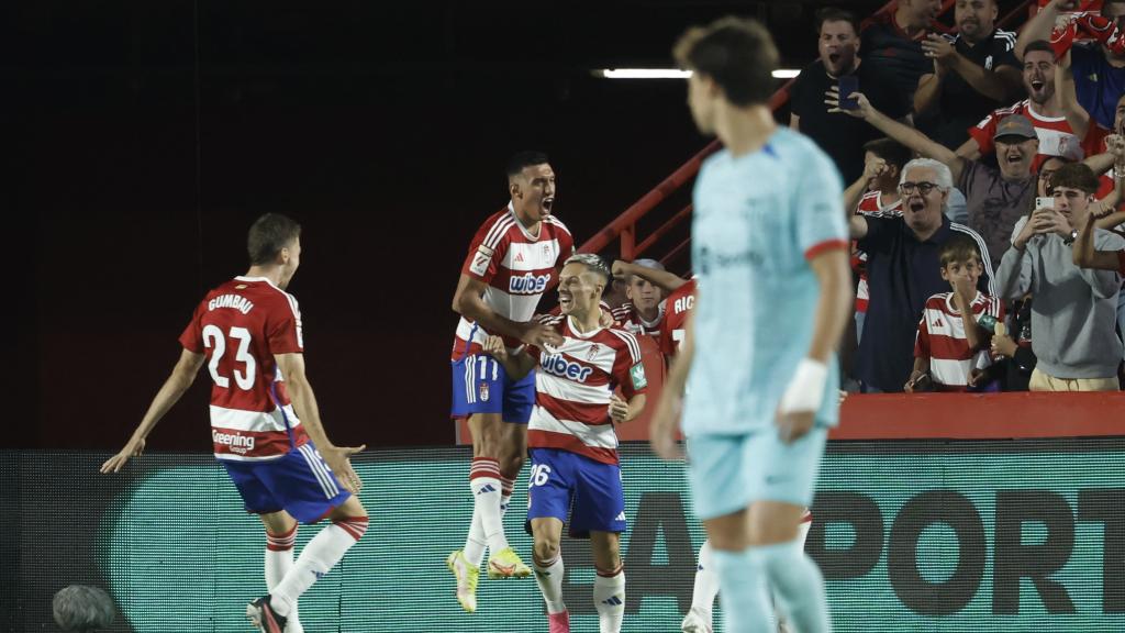 Los jugadores del Granada celebran el 1-0 ante el Barça