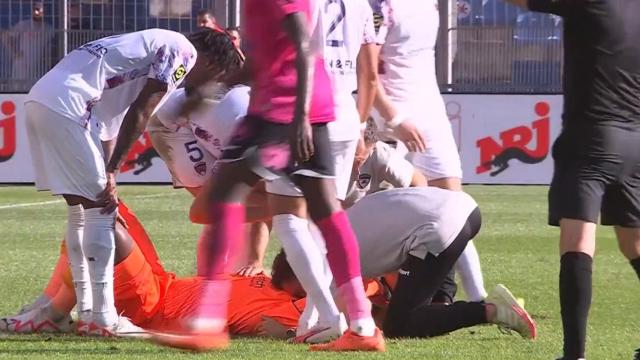 El portero del Clermont, en el suelo tras sufrir el impacto de un petardo.