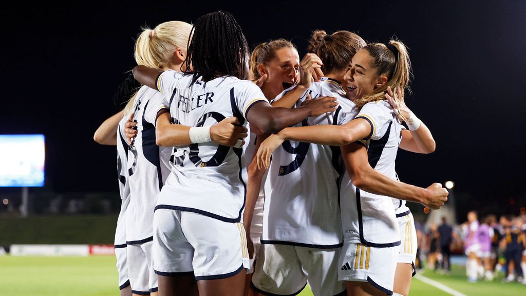 Las jugadoras del Real Madrid Femenino celebran el gol de la victoria de Signe Bruun frente al Villarreal.