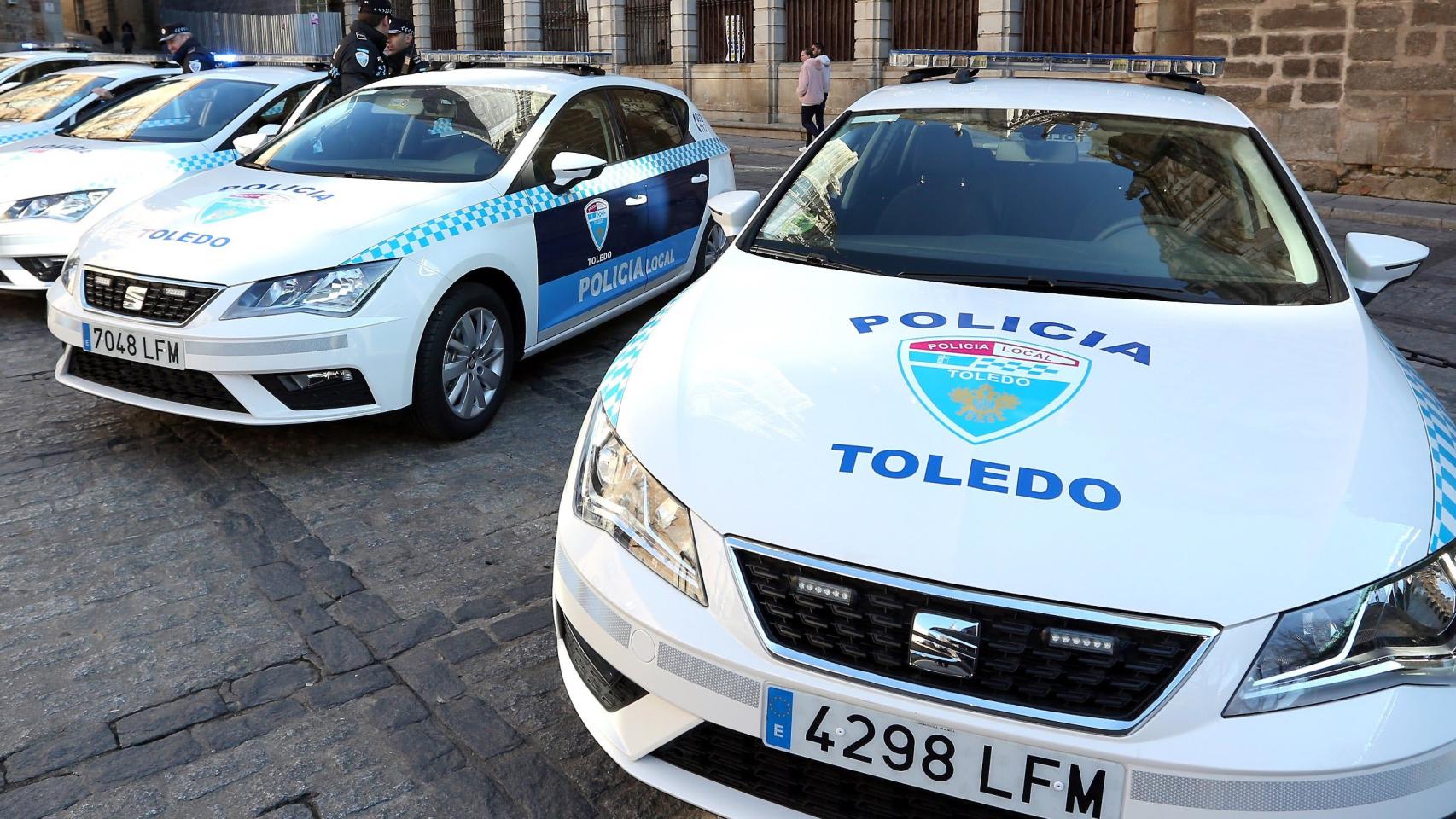Varios coches patrulla de la Policía Local de Toledo.