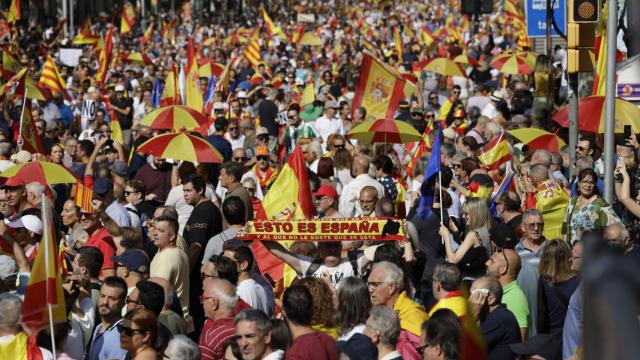 Decenas de miles de manifestantes, este domingo en Barcelona.