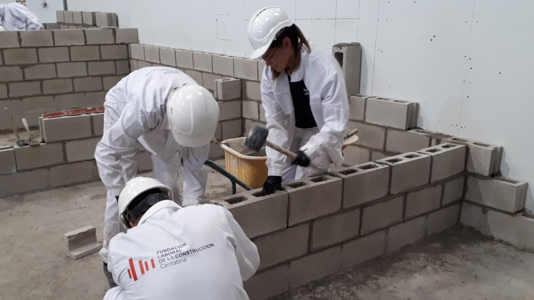 Trabajadores en una obra.