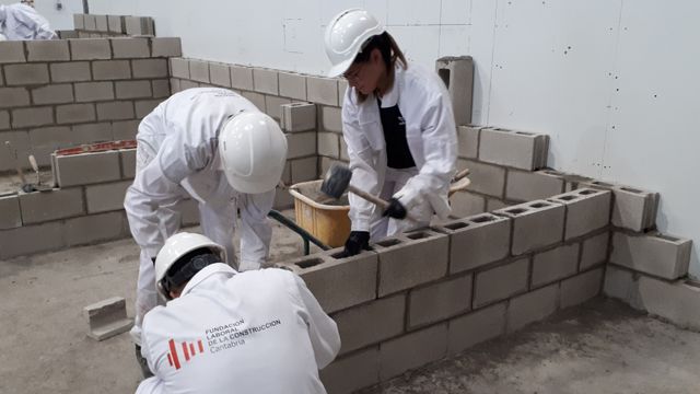 Trabajadores en una obra.