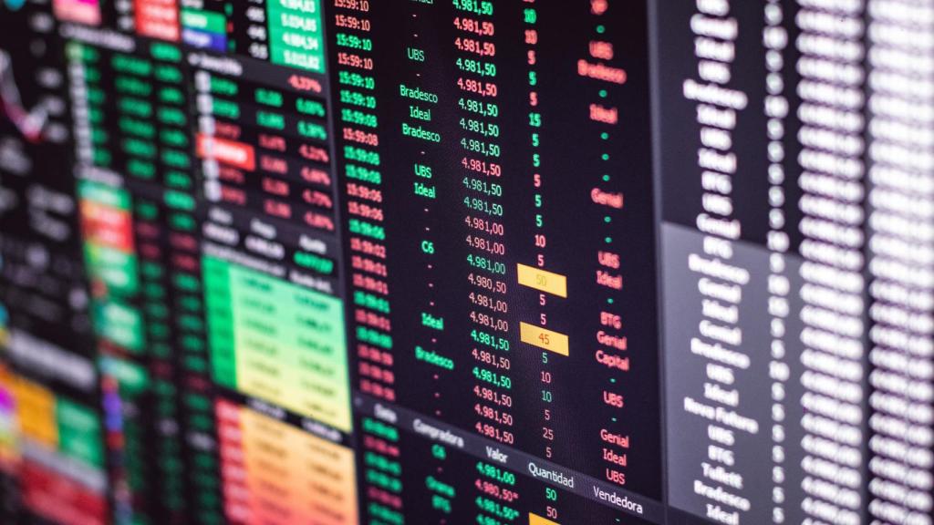 Un terminal financiero con datos del mercado en tiempo real.