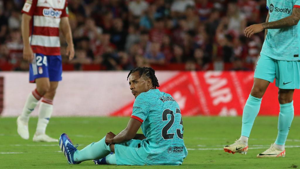 Koundé, lesionado en el partido ante el Granada.