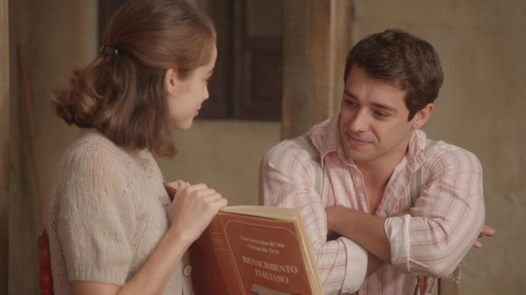 Luisa (Berta Castañé) y Emilio (Germán Alcarazu) de 'Salón de té La Moderna', en el capítulo 13.