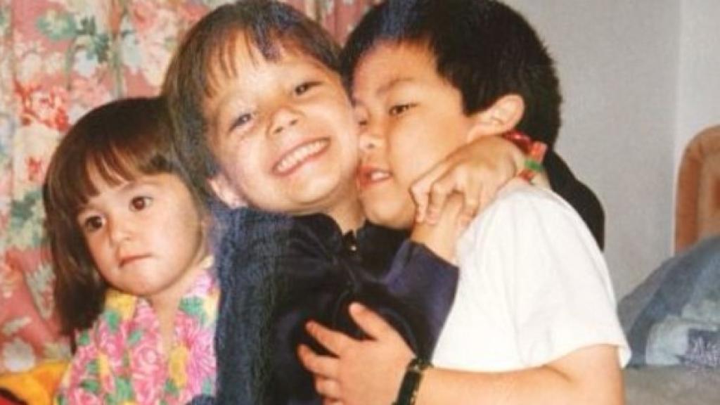 Anisha, su hermano Danial y el príncipe Abdul Mateen.