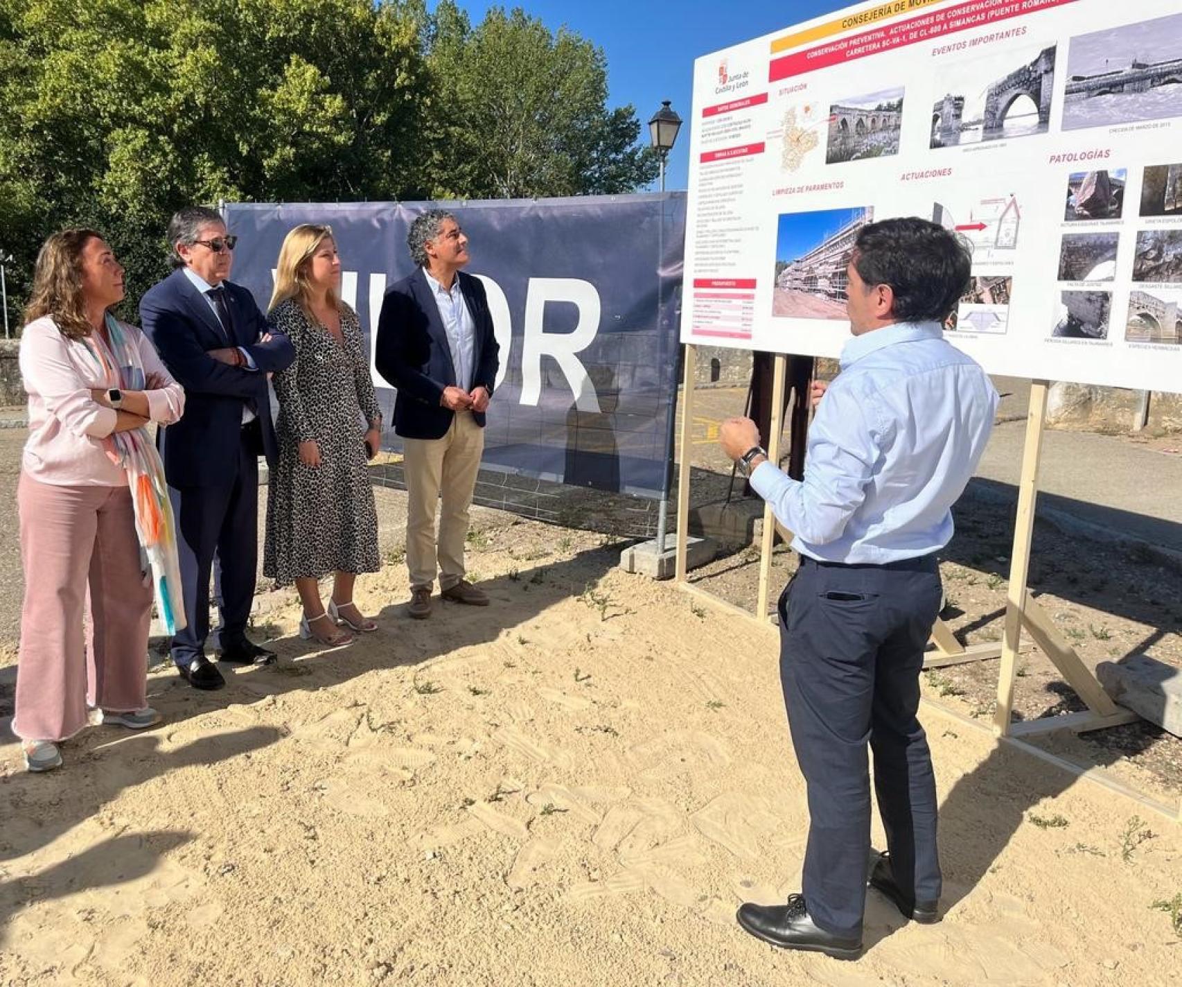 La consejera de Movilidad y Transformación Digital, María González Corral, durante su visita a las obras de rehabilitación del puente de Simancas