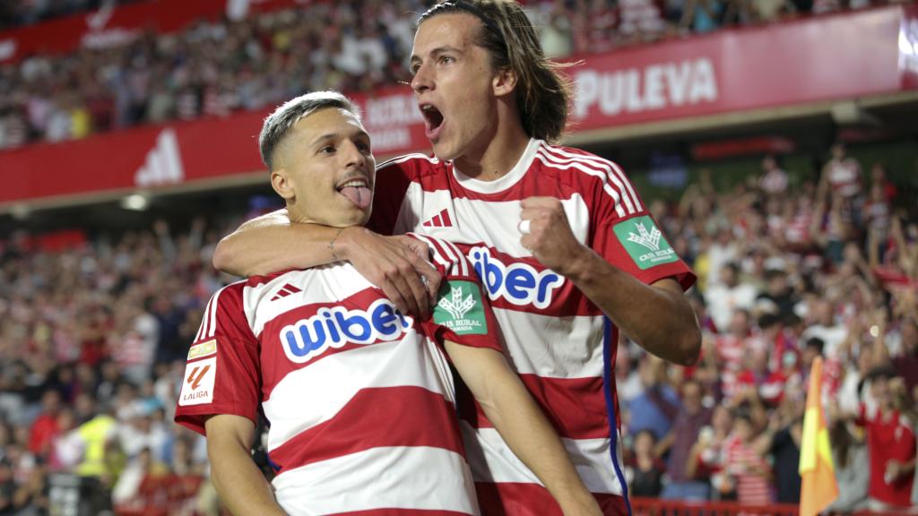 Los jugadores del Granada celebran el gol de Bryan Zaragoza.