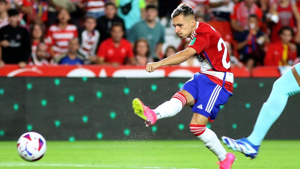 Bryan Zaragoza realiza un disparo a portería frente al Barcelona.