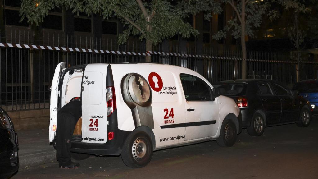Un cerrajero en la puerta de la casa de Carmen Lomana en Madrid.