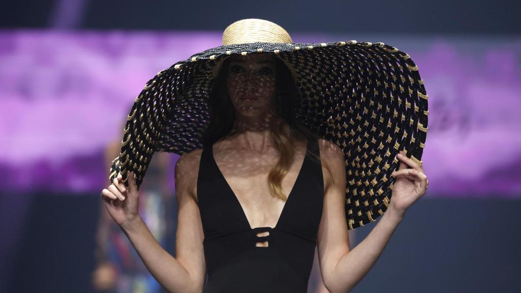 Desfile de Dolores Cortes