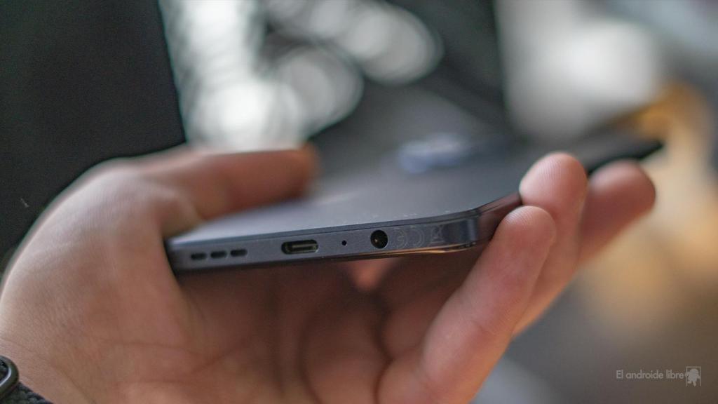 USB Tipo C y Jack de 3,5 mm en el Moto G84