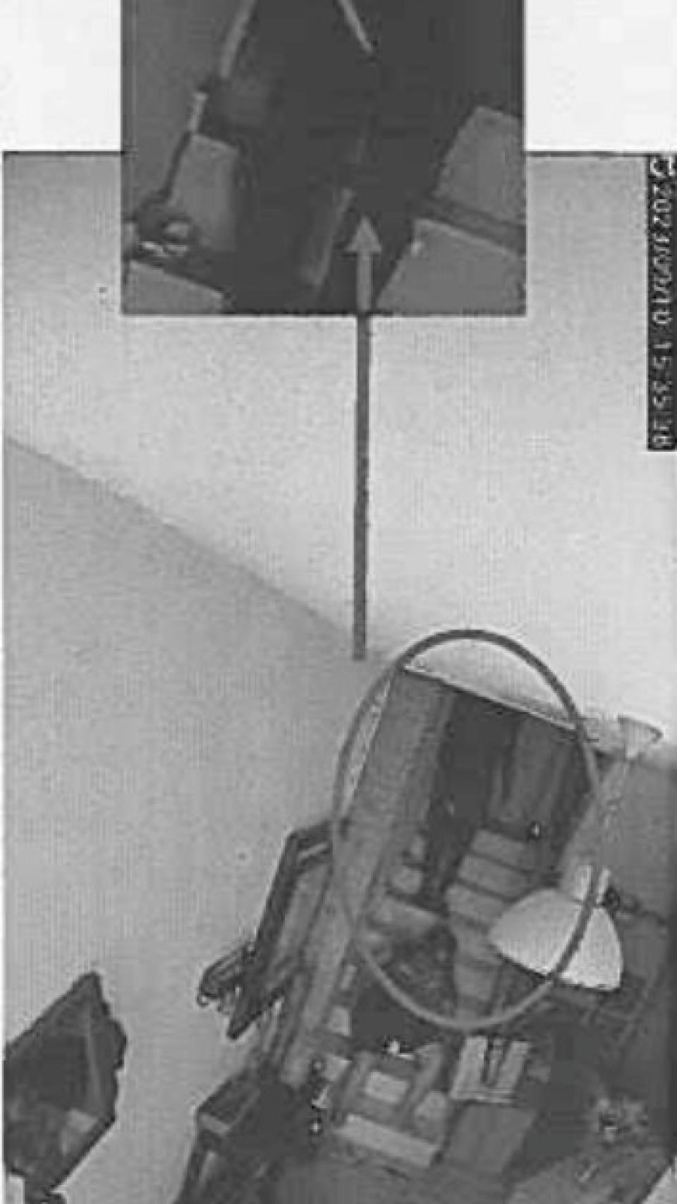 Bryan baja con un cuchillo, mientras Maravillas yace inmóvil en las escaleras de su casa de El Palmar.