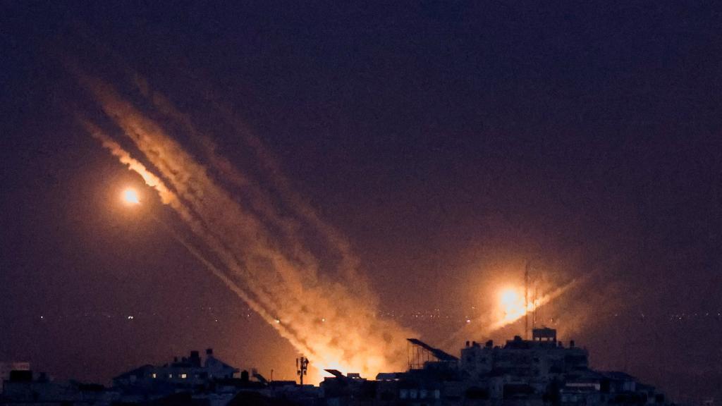 Lanzamiento de cohetes desde Gaza hacia Israel.