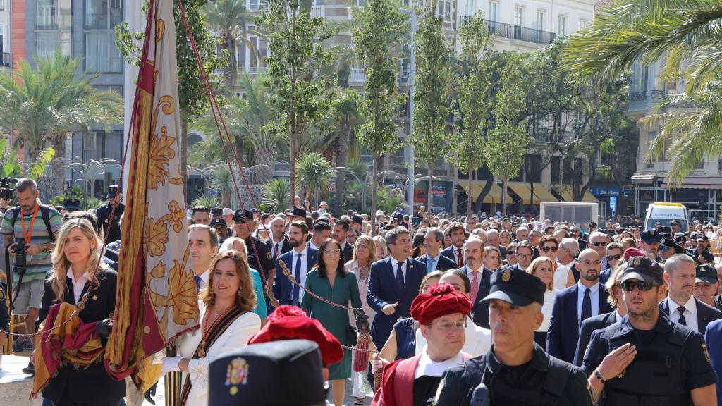 La 'Reial Senyera' en la Procesión Cívica hasta la catedral. EE