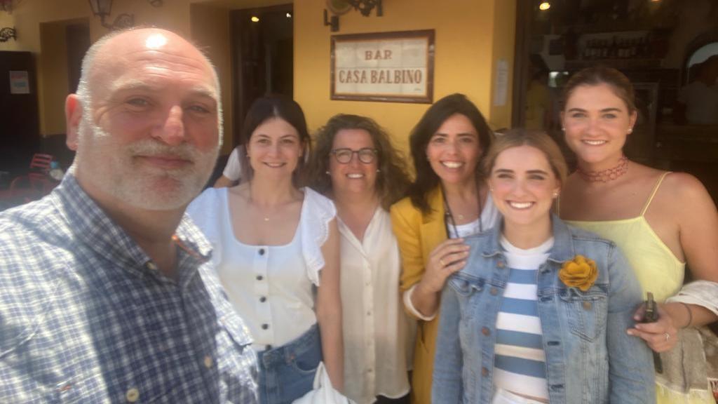 De izquierda a derecha, José Andrés, Macarena Izquierdo, Isabel Izquierdo, Lola Izquierdo, junto a Inés y Carlota Andrés, las hijas del chef.